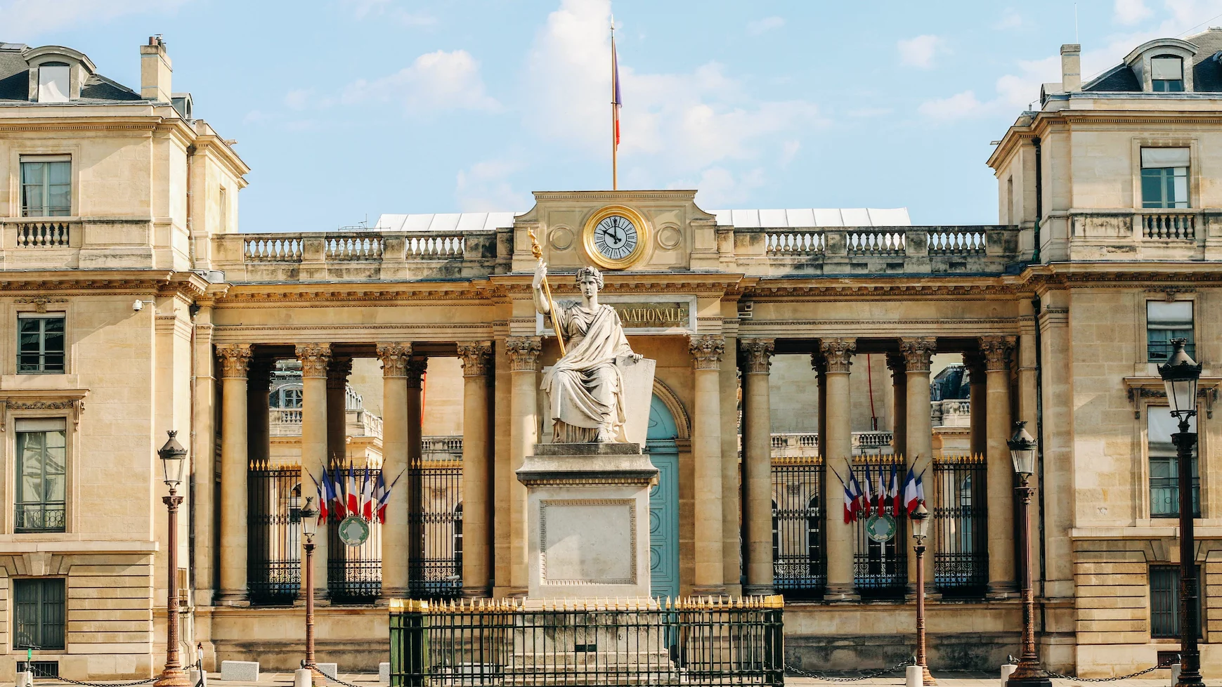 Retraites : le Président contre les institutions ?